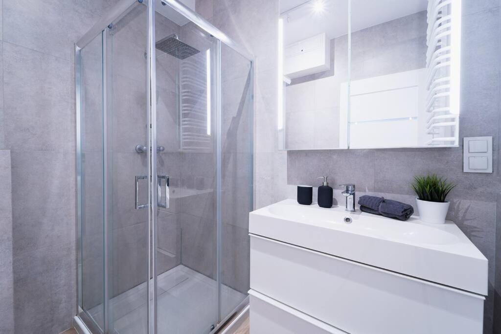City Center - 3 Rooms - New Building - Private Parking Place - Garage فروتسواف المظهر الخارجي الصورة